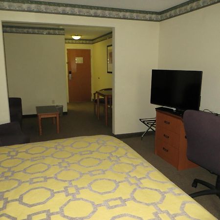 Baymont By Wyndham Fort Wayne Habitación foto